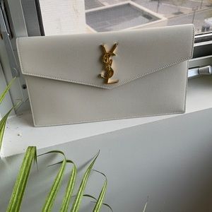 YSL Uptown Medium Clutch Grain De Poudre in Cream